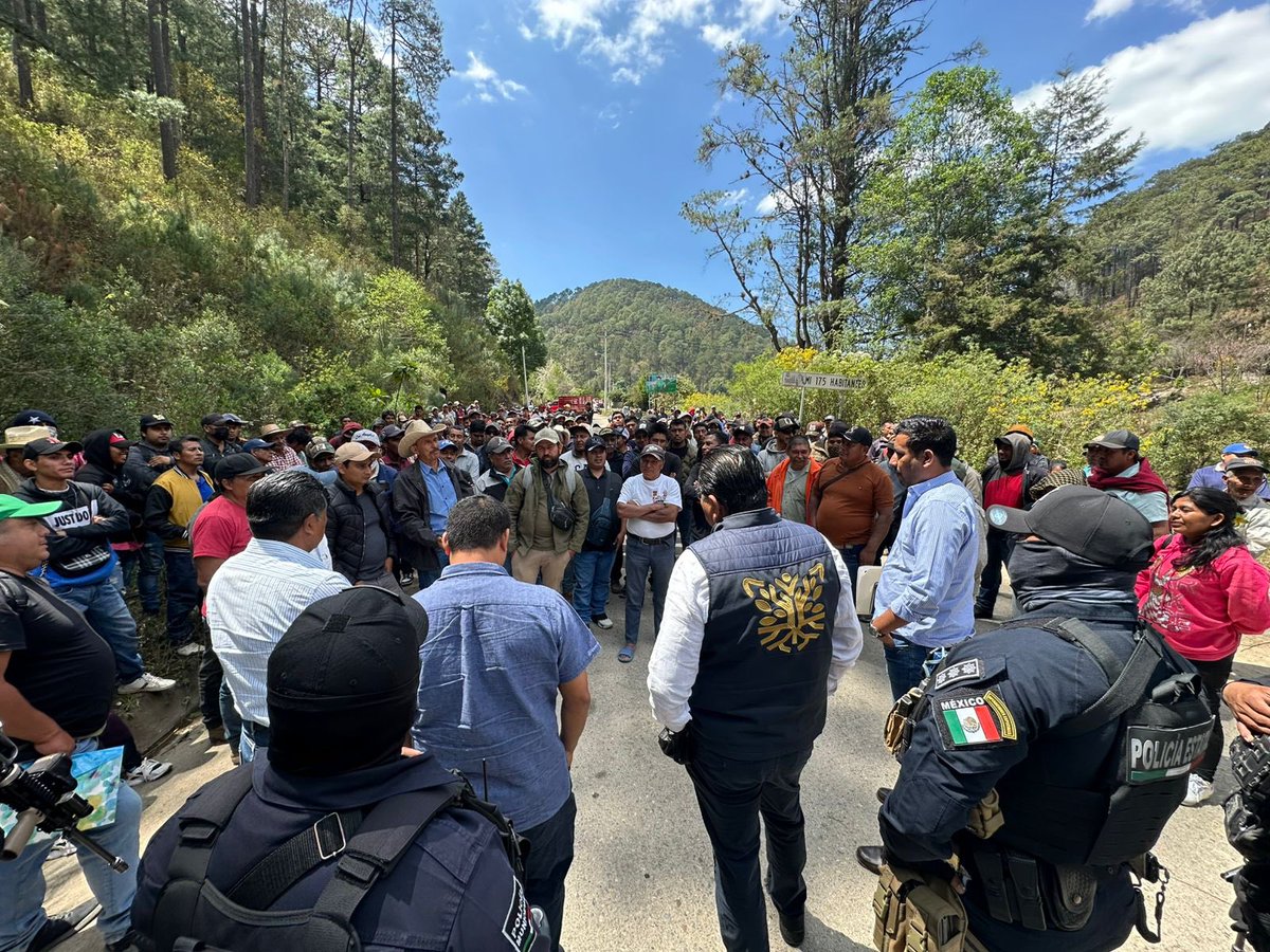 ChilpancingoGM's tweet photo. Gobierno de Chilpancingo mantiene diálogo con comunidades de la Sierra y pide corresponsabilidad del Estado y otros municipios

Chilpancingo de los Bravo, Gro., 12 de marzo de 2026. — Ante la manifestación registrada este día por comunidades de la Sierra, que derivó en el cierre de los carriles de la Autopista del Sol, el Gobierno Municipal de Chilpancingo informa que funcionarios del Ayuntamiento se encuentran en la zona acompañando los esfuerzos de diálogo, con el objetivo de contribuir al entendimiento y mantener abiertos los canales de comunicación.

El Gobierno Municipal reconoce la preocupación de las comunidades y reitera que desde el inicio de esta situación ha mantenido una postura clara: presencia en territorio, diálogo y disposición para escuchar.

La administración que encabeza el Dr. Gustavo Alarcón Herrera ha sido firme en un punto: hay problemas que no nacen en el municipio, pero jamás dejaremos sola a la gente. Por ello, funcionarios municipales han acudido directamente a dialogar con las comunidades y a ofrecer mesas de trabajo para revisar sus planteamientos.

El subsecretario de Asuntos Políticos del Ayuntamiento, Iván Medina Vargas, reiteró que el municipio está en la disposición de atender y resolver las solicitudes que corresponden a la competencia municipal.

Sin embargo, también dejó en claro que las comunidades que participan en la movilización pertenecen a varios municipios de la región Sierra, y que muchas de las demandas están relacionadas con caminos e infraestructura que corresponden al Gobierno del Estado.

Por ello, el Gobierno Municipal de Chilpancingo señala que la mayor parte de la solución requiere de la intervención del Gobierno del Estado y la participación proactiva y comprometida de todos los municipios involucrados, los tiempos y las circunstancias exigen que cada instancia asuma la responsabilidad que le corresponda, son tiempos de corresponsabilidad.

El Ayuntamiento reiteró que las puertas del gobierno municipal permanecen abiertas al diálogo a todas horas. Aquí privilegiamos el entendimiento, la estabilidad social y la construcción de acuerdos.