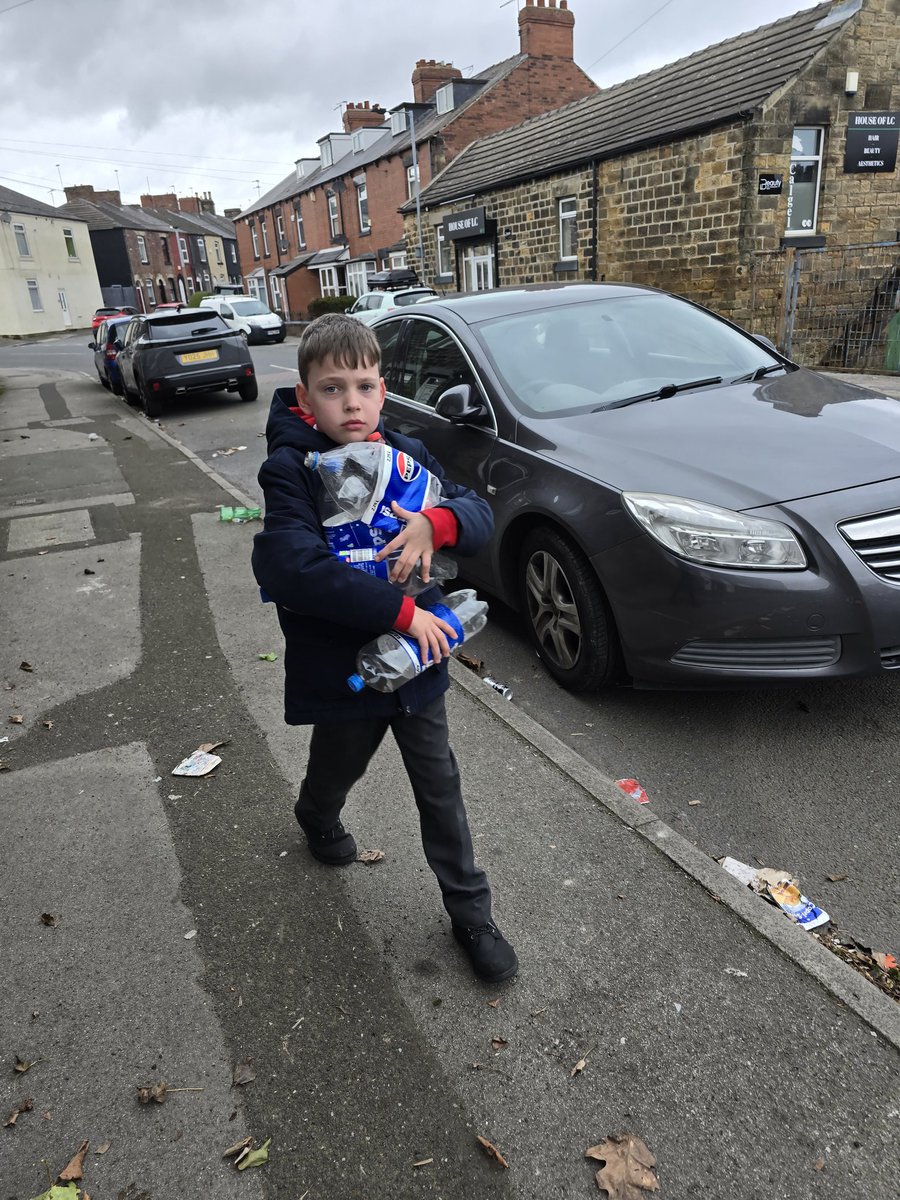 KayShapcott's tweet photo. There was a street next to ours that had rubbish all over when I picked him up for his appointment, he picked most of it up without been asked 😀 @MrsBrockJLPS @MrsVarleyJLPS @asstheads_jlps @MissDransfield @parker_gil20606 @JosephLockePS https://t.co/LXOHHa299t