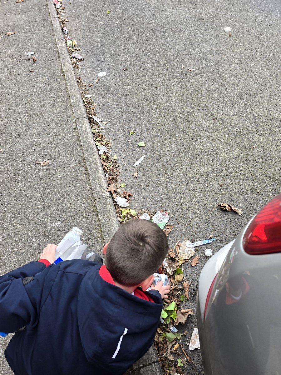 KayShapcott's tweet photo. There was a street next to ours that had rubbish all over when I picked him up for his appointment, he picked most of it up without been asked 😀 @MrsBrockJLPS @MrsVarleyJLPS @asstheads_jlps @MissDransfield @parker_gil20606 @JosephLockePS https://t.co/LXOHHa299t