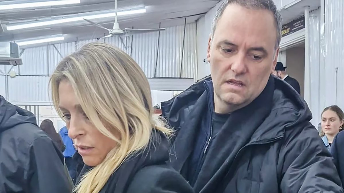 Les voy a contar cómo <a href="/madorni/">Manuel Adorni</a> se está choreando millones de dólares (dólares, no pesos) del Estado con licitaciones truchas para mandar mensajes de texto y correos electrónicos. Lo de los viajes son monedas al lado de esto. Pasen y vean 👇🧵