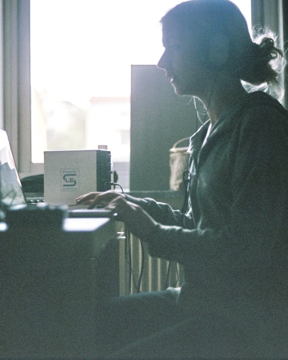 .<a href="/ionnalee/">ionnalee</a>'s new single i built this house is out tomorrow, but it already has a 15 year history with her fans… 👀

🎧 awal.uk/ibuiltthishouse