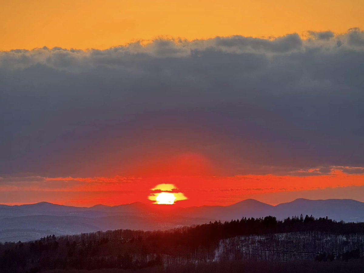 BryanMarquard's tweet image. As sunsets go, this one a year ago yesterday was pretty good. Vermont's Green Mountains as seen from the Gile Mountain fire tower. #sunset #vermont