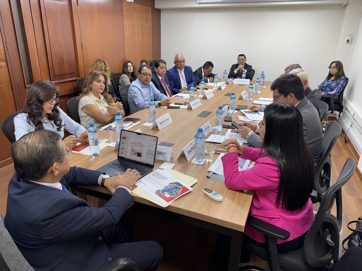 BancadaAPP's tweet photo. La Bancada APP sostuvo una reunión con la presidenta del Consejo de Ministros, Denisse Miralles, para escuchar los ejes de gestión del Gobierno y las acciones frente a las urgencias nacionales. Desde APP evaluaremos con responsabilidad cada decisión, priorizando siempre la estabilidad, el diálogo y el bienestar del Perú.