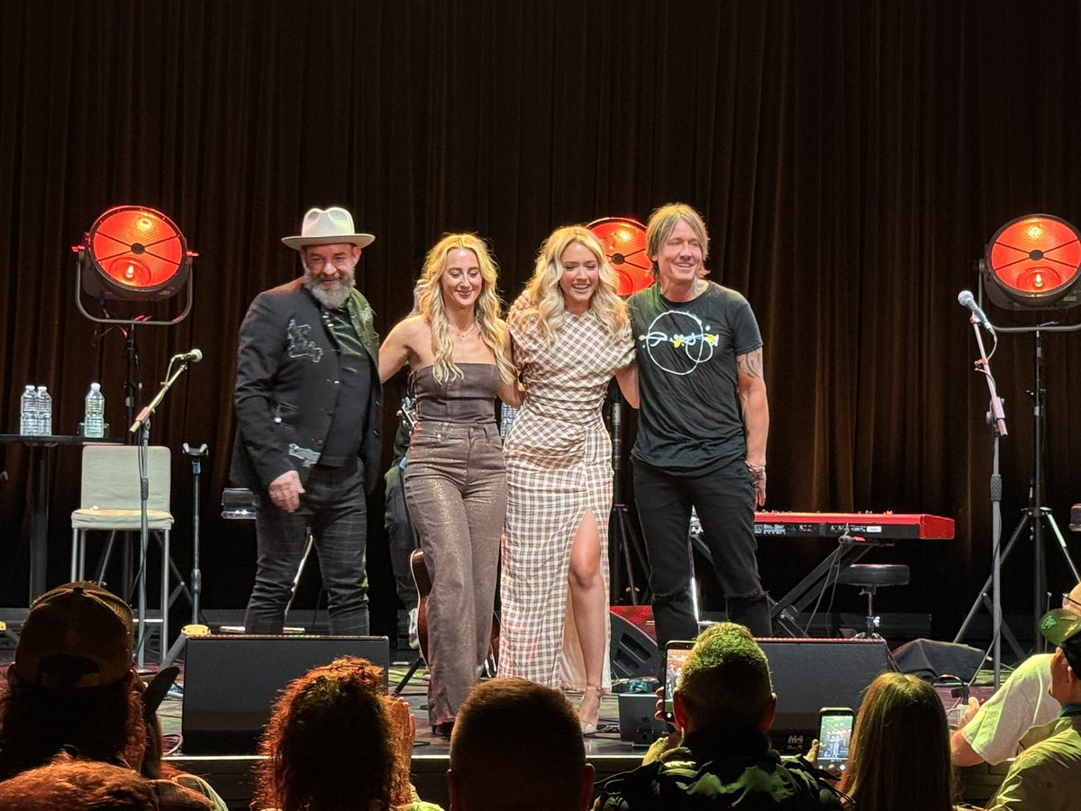 EF Country tweet media