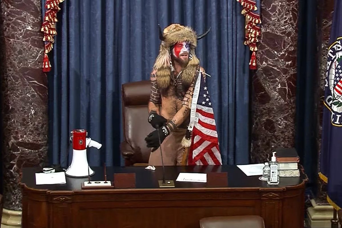 KietaJibun's tweet photo. 2021年の連邦議会襲撃の中で一番目立ってたこいつが今や反トランプになってるらしいの笑う https://t.co/VOG90V81gE