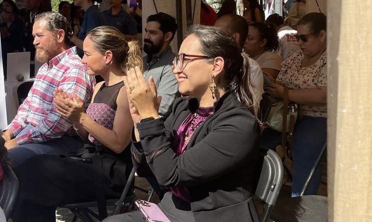 En representación de nuestro Presidente, Ing. <a href="/JorgeAlardinC/">JORGE RAFAEL ALARDÍN CÓRDOVA</a>, la Mtra. Luisa Benítez asistió a la Feria Nacional de Empleo para las Mujeres, evento encabezado por el Mtro. <a href="/luis_santiagoma/">Luis Arturo Santiago Martínez</a>, Secretario de Trabajo, Previsión Social y Productividad Veracruz. #LaFuerzaDeTodosJuntos