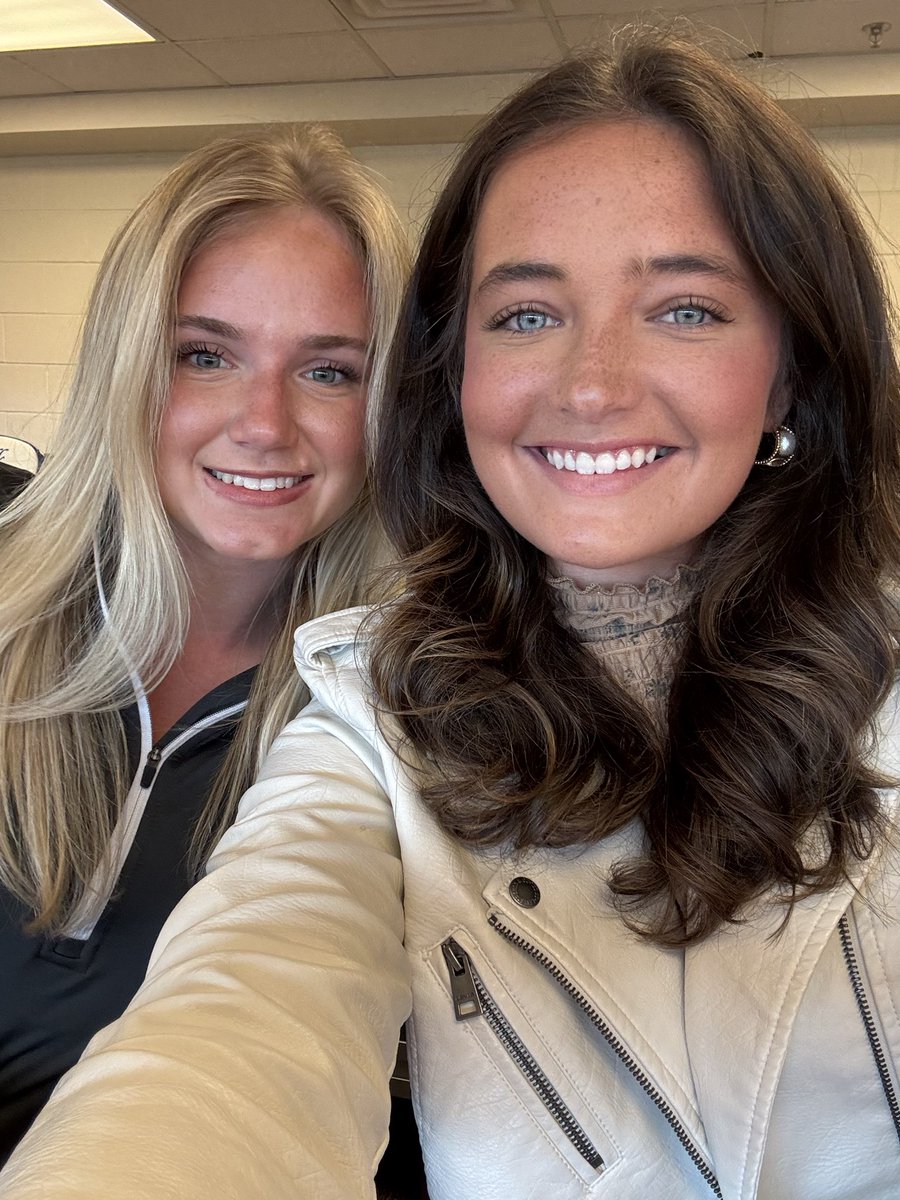 AvaFowler_'s tweet photo. Happy Game-day from DKS! @ClaireBedd0829 @ClemsonInsider @ClemsonBaseball https://t.co/OOAuUqDwMG