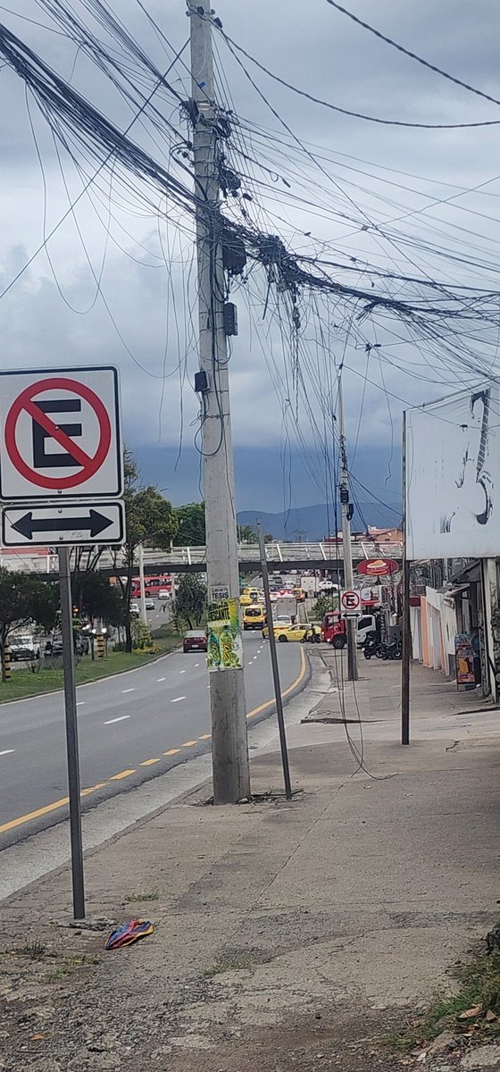 Quien debería limpiar esto en #Cuenca 
Quien se fija? Quien mira ? Quien hace algo por este basurero sobre nuestras cabezas que cada vez se llena mas y mas en toda la ciudad ?? 
<a href="/tomebamba/">La Voz del Tomebamba</a>