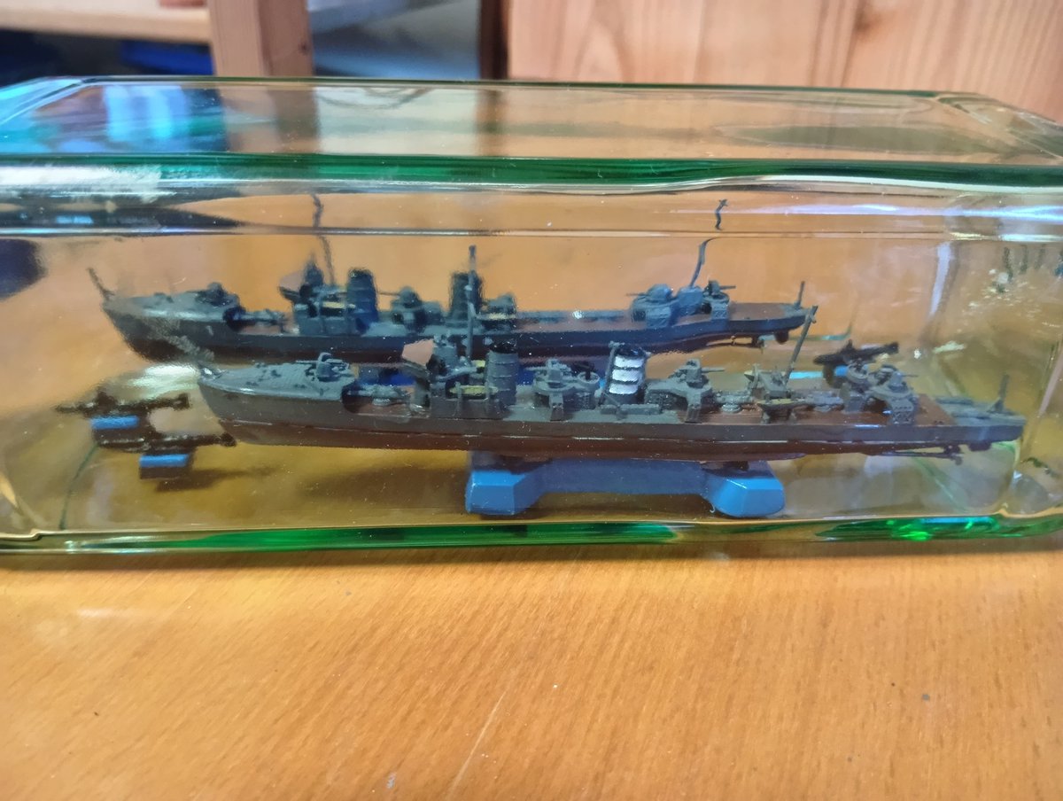 msp_mcs's tweet photo. 前回作った伊400に続き今回は駆逐艦の峯風（白ライン）と神風をボトルシップにしてみました
ボトル内でくっつける時にパーツが破損したりしましたが何とか形になっていますホッとしています
2隻を入れる事はそうそう無いと思いますが色々と経験が出来て良かったです https://t.co/Nsdg1fr9Uu