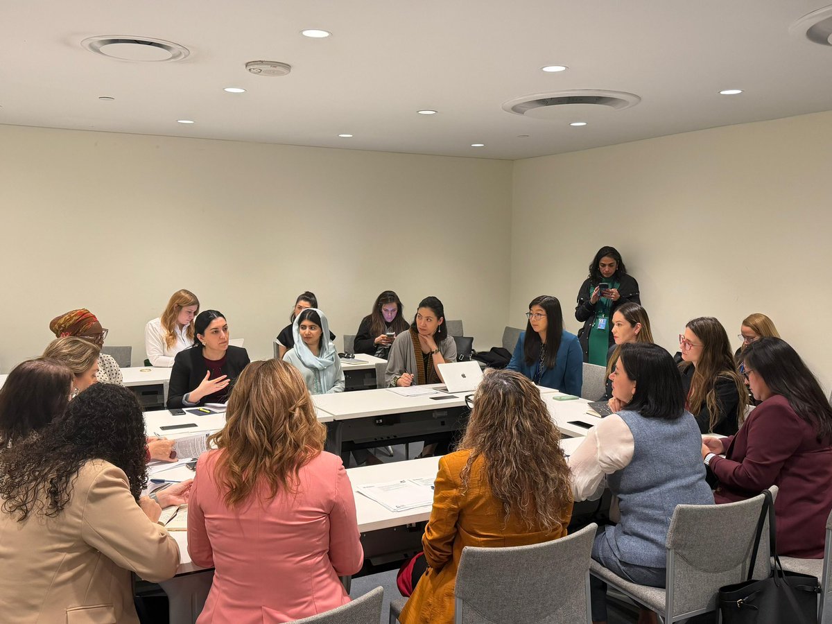 En #CSW70, 🇲🇽🇨🇱🇧🇷 se reunieron con <a href="/Malala/">Malala Yousafzai</a> para dialogar sobre la rendición de cuentas por crímenes de lesa humanidad contra mujeres y niñas y la oportunidad del futuro tratado #CAH. También destacaron la importancia de la participación de las mujeres en la toma de decisiones.