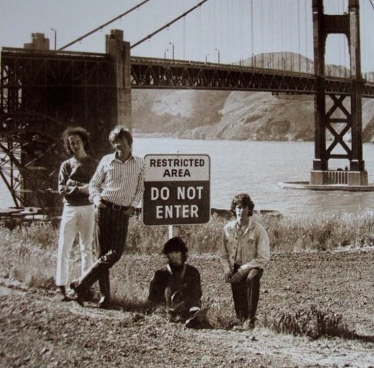 LoveStreet_1968's tweet image. The Doors messing around in front of the Golden Gate Bridge, 1967

Photo by Gene Trindl #TheDoors