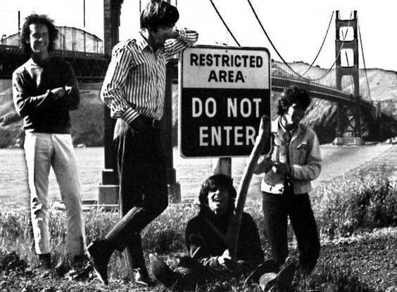 LoveStreet_1968's tweet image. The Doors messing around in front of the Golden Gate Bridge, 1967

Photo by Gene Trindl #TheDoors