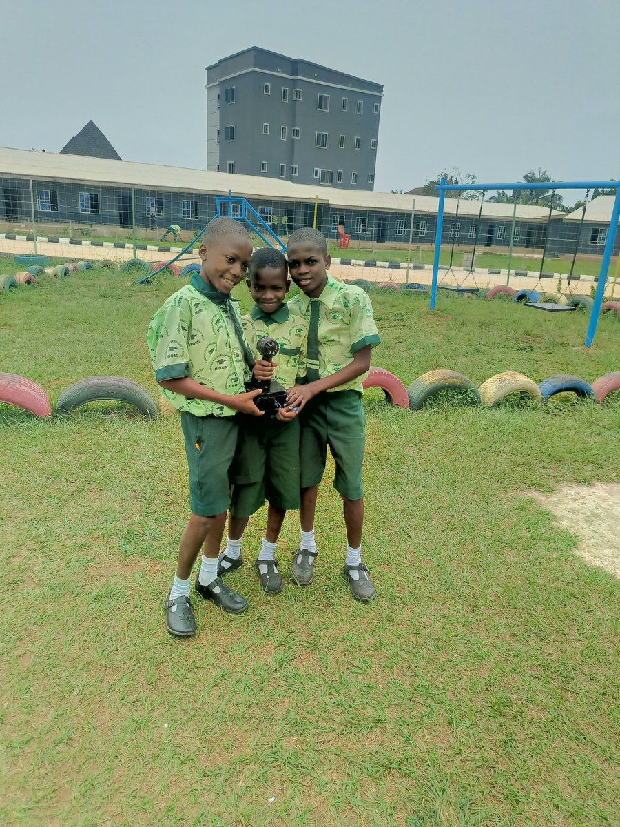 ocplinks7's tweet photo. They designed and built some awesome gadgets using electronic components, including Bluetooth speakers 🔊, mini rechargeable fans , and LED lights. The process of "learning by doing" was a hit, showcasing their creativity and skills in Electronics engineering. #Edostate #DIY https://t.co/FHTwomxnTe