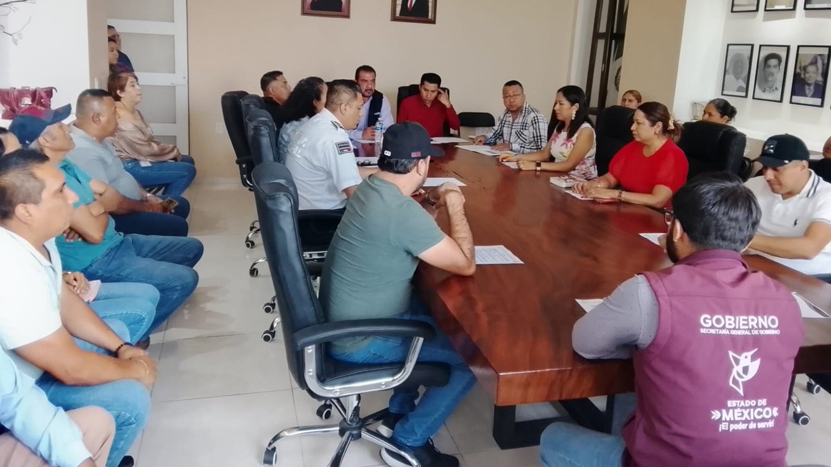SecretariadoGEM's tweet photo. Se llevó a cabo la Séptima Sesión Ordinaria del Consejo Municipal de Seguridad Pública de Santo Tomás.

La sesión fue presidida por el Lic. Ismael Félix Matías Domínguez, Presidente Municipal Constitucional y Presidente del Consejo.

Durante la sesión se presentaron los informes de actividades correspondientes, así como el estatus de los acuerdos de la sesión anterior. 

También se abordaron temas relacionados con la Comisión del Servicio Profesional de Carrera, los recursos FASP y FOFISP, y las acciones de los operativos Pegaso y Semana Santa.