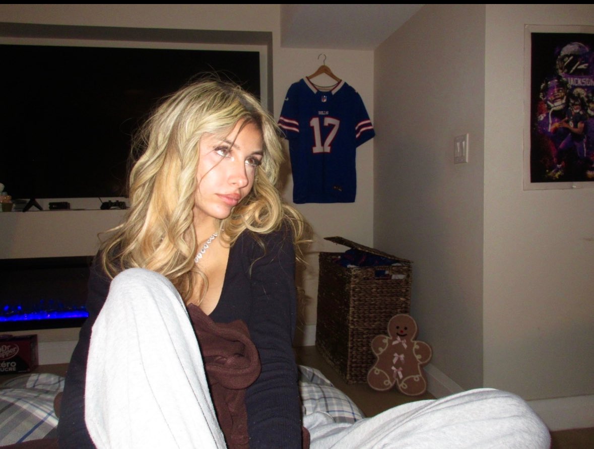 PrincessLessia's tweet photo. do I make you weak? https://t.co/pnz1lOgLqd