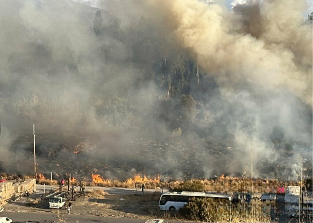 🔴#PuenteAlto| Declaran segunda alarma por incendio forestal de gran extensión en sector de La Costanera. La emergencia se declaró la tarde del jueves 12 de marzo, en calle Holanda con Cordillera Darwin, ribera del río Maipo.