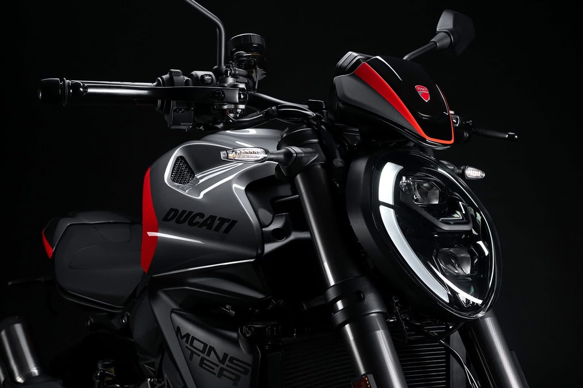 TaraRiderch's tweet photo. Ducati 新型Monsterに2001年SBK916系エンジンを搭載した初の水冷4バルブMonster S4から着想を得たニューカラー「Sport Livery」が追加されました。

#Ducati #IMLegend #Monster https://t.co/d6kvcRdeTV
