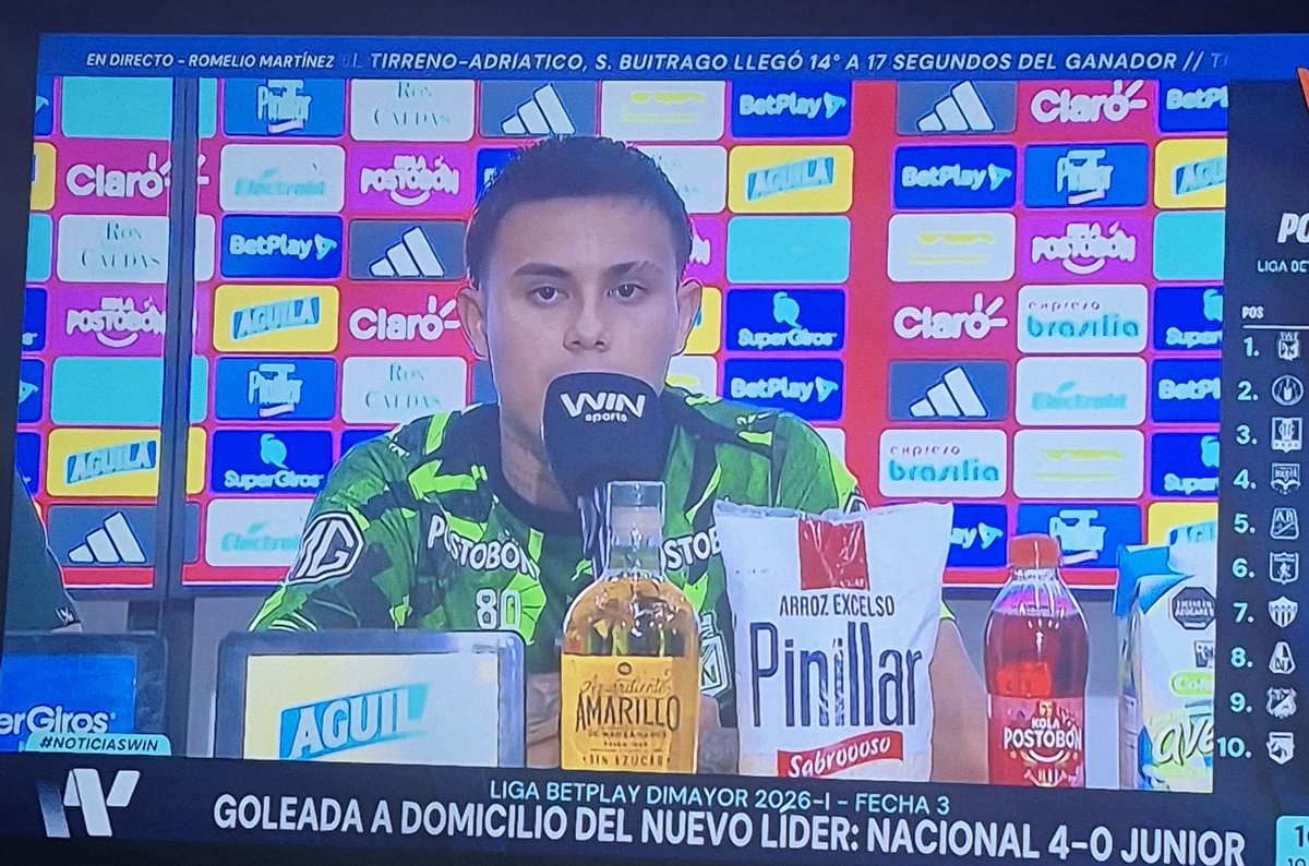 LaEjecudiva's tweet photo. Muy Colombiano meter una libra de arroz en la rueda de prensa, ¿qué sigue, una papaya? No le cabe un producto más a esa mesa. 😂 https://t.co/MlXl1VPODO
