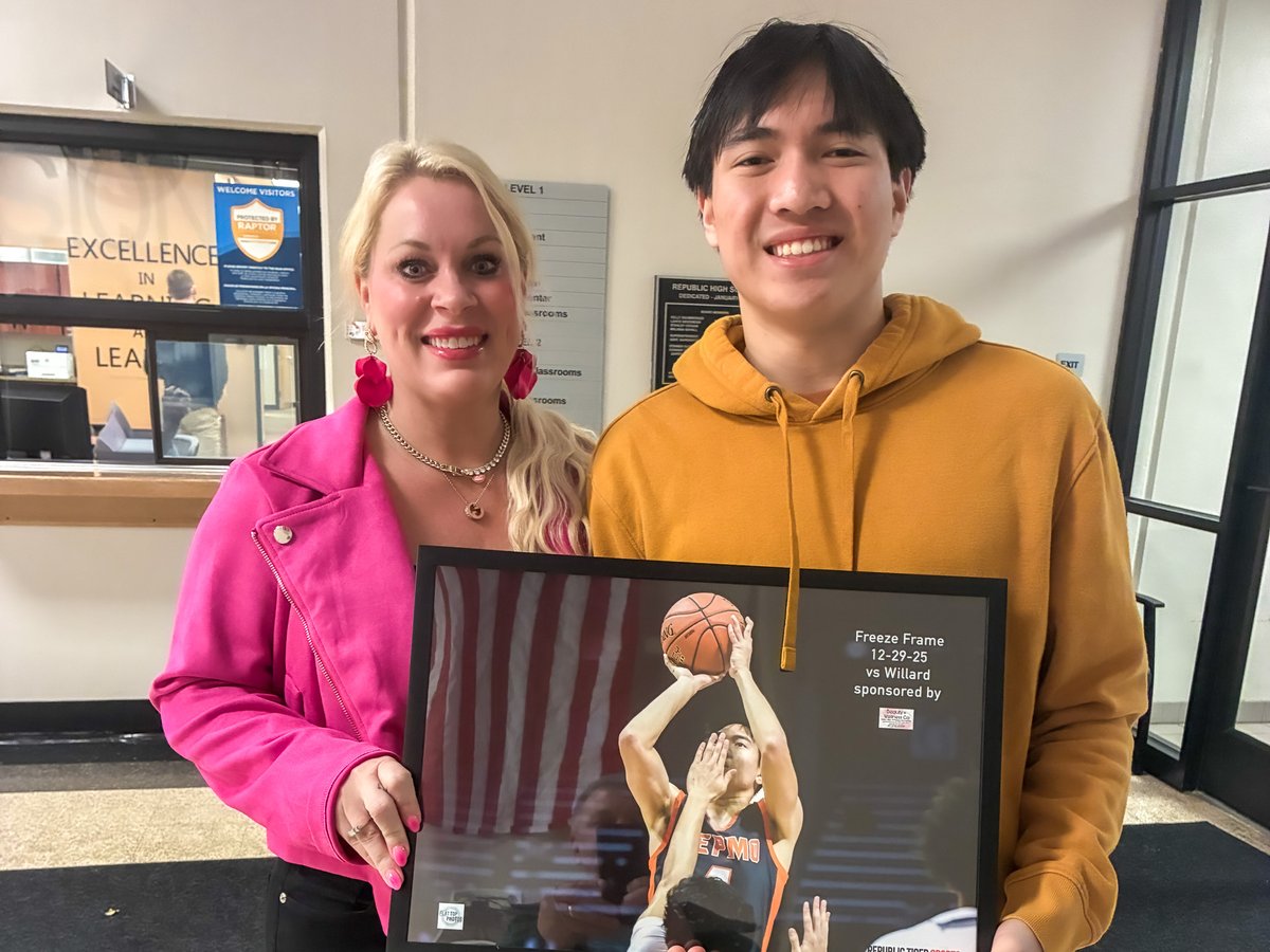 Switching over to the boys basketball now for a few Freeze Frames.  Can't do these without Vanessa and Beauty + Wellness Co!