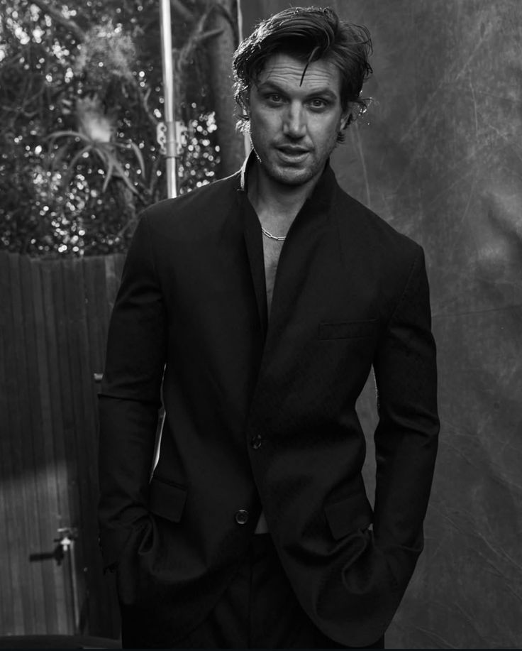 AdamDemos089's tweet photo. The Aussie Actor 
Looking Sexy in Black 🎩❤️🖤 https://t.co/g5hqY2y56B