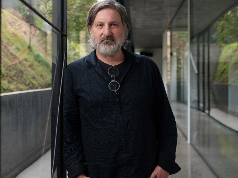 clarincom's tweet photo. EL CHILENO SMILJAN RADIĆ CLARKE GANÓ EL PRITZKER 2026, “EL NOBEL” DE ARQUITECTURA

Con 60 años, es el segundo chileno y el quinto latinoamericano en recibir esta distinción. Radić alcanzó reconocimiento global en 2014 con el pabellón efímero de la Serpentine Gallery de Londres.

Su obra se caracteriza por un diseño austero, con uso preciso de materiales y una fuerte relación con el entorno. El jurado destacó la originalidad de su arquitectura y su capacidad de generar experiencias emocionales a través del espacio.

Sus proyectos más destacados
— Restaurante Mestizo (Santiago, 2006)
— Ampliación del Museo Chileno de Arte Precolombino (Santiago, 2013)
— Pabellón de la Serpentine Gallery de Londres (2014)
— Teatro Regional del Biobío (Concepción, 2018)
— Casa Pite (Papudo, 2005)
— Casa para el Poema del Ángulo Recto (Vilches, 2013)

Testimonio de Smiljan Radić Clarke

“En esta tensión de tiempos dispares, nos esforzamos por crear experiencias con una presencia emocional, animando a las personas a detenerse y reconsiderar un mundo que a menudo las pasa por alto con indiferencia”.

(+) en Clarín: https://t.co/yOWgTM7BZk

Fotos: Radić y el pabellón efímero para la Serpentine Gallery de Londres.