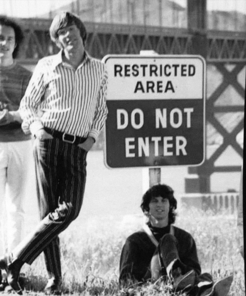 LoveStreet_1968's tweet image. The Doors messing around in front of the Golden Gate Bridge, 1967

Photo by Gene Trindl #TheDoors