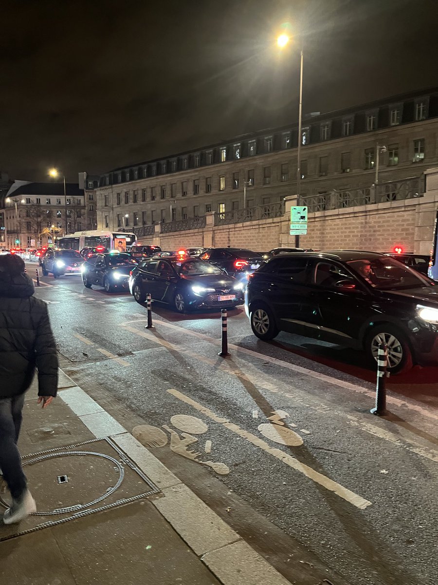 23h51 Paris un jeudi soir à Gare de Lyon. 500m de bouchons et des Klaxons
Sérieux ? <a href="/egregoire/">Emmanuel Grégoire</a> <a href="/David_Belliard/">David Belliard</a> 
En effet la circulation s’est améliorée!
Piste 🚴 à moitié fermée et le seul endroit ouvert c’est voiture thermique à gogo. Et dire que le problème c’est les SUV ⚡️ 🤦🏿‍♂️