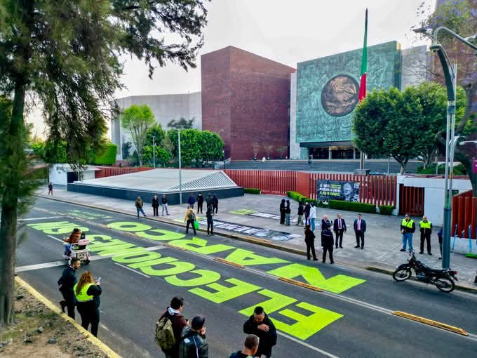 👉🏽 “Elecciones sin narco”. 

Ese fue el mensaje que pintaron frente San Lázaro, en sede de la Cámara de Diputados de México.

A lo que MORENA respondió:
"¡Uy, así que chiste!"