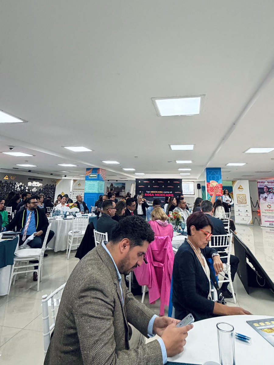 amdetur's tweet photo. Estuvimos en la reunión de #JuevesLegislativos de CONCANACO SERVYTUR México con el Senador Eugenio Segura Vázquez.
Se presentaron propuestas para impulsar la digitalización del sector, regular plataformas de renta vacacional y fortalecer la promoción turística.
#turismo #leyes https://t.co/4fKm3Pdjte
