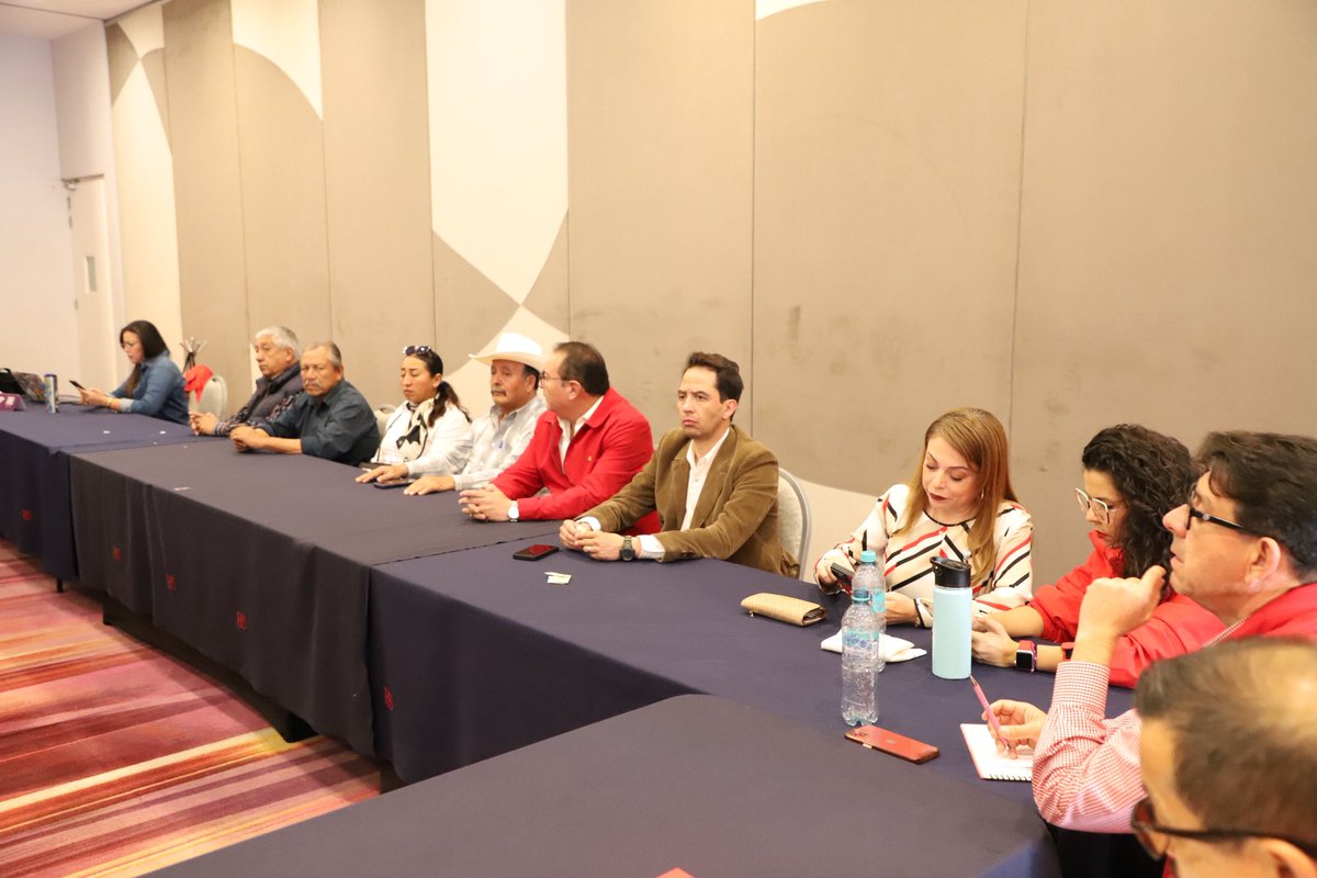 PRIGTO's tweet photo. En #Silao reunión entre las Dirigencias Estatal y Municipal se revisaron las estructuras de este municipio del Corredor Industrial.
@RuthTiscareno @Bony_Rguez y @EligioGonzalezF junto a secretarios del @PRIGTO supervisan la estructura del CM de este municipio. 
Paso firme. https://t.co/SW899sL5rl
