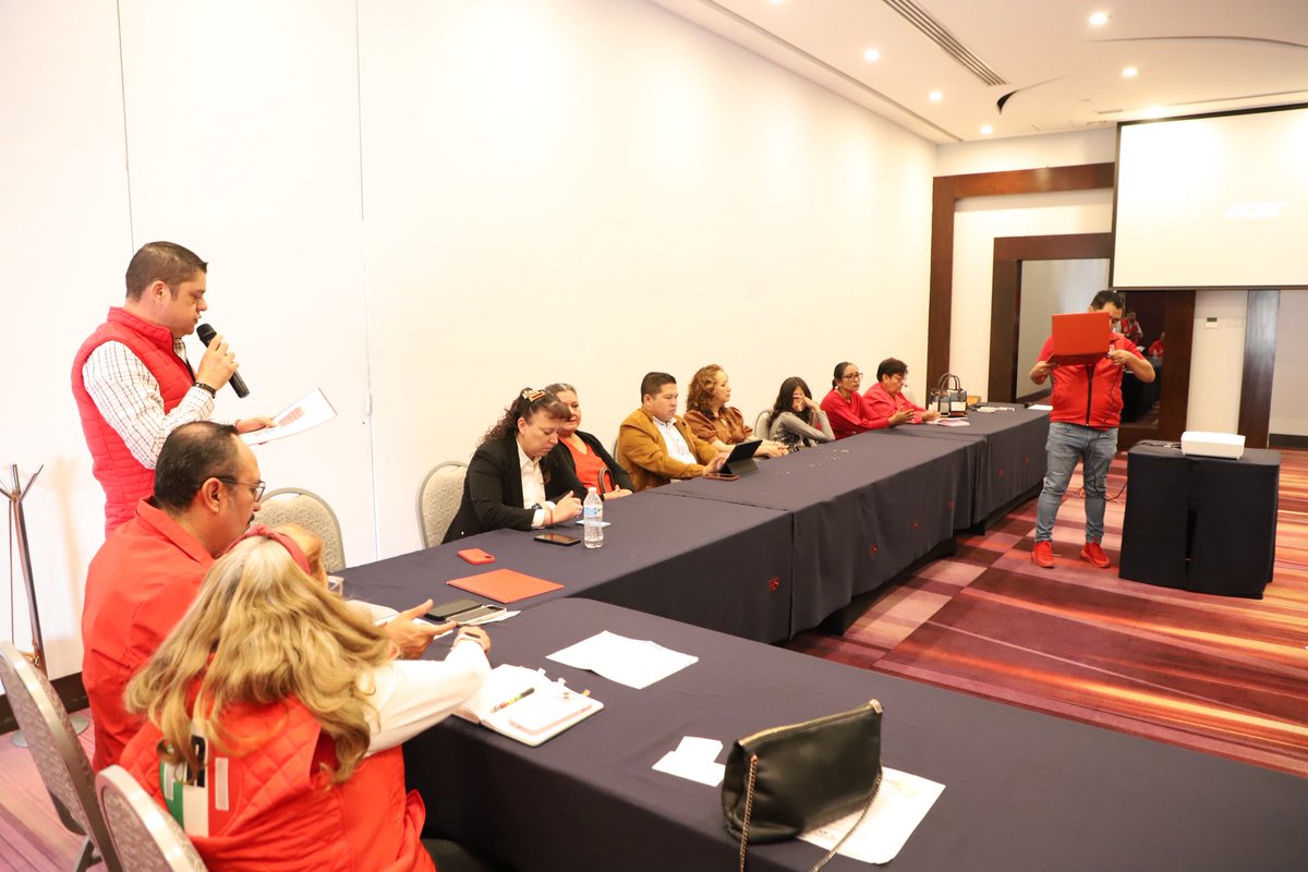 PRIGTO's tweet photo. En #Silao reunión entre las Dirigencias Estatal y Municipal se revisaron las estructuras de este municipio del Corredor Industrial.
@RuthTiscareno @Bony_Rguez y @EligioGonzalezF junto a secretarios del @PRIGTO supervisan la estructura del CM de este municipio. 
Paso firme. https://t.co/SW899sL5rl