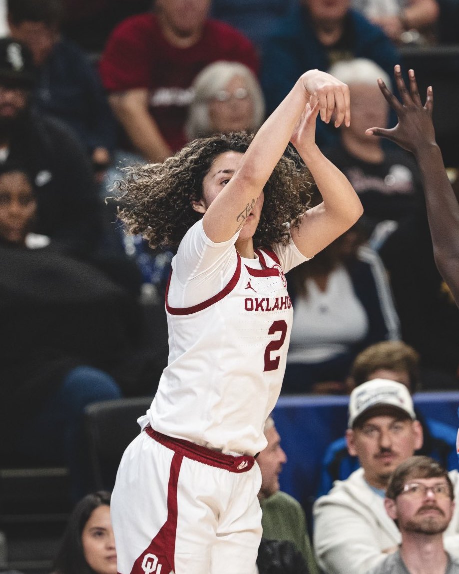 NaismithTrophy's tweet photo. Freshman Impact

@AALIYAH2CHAVEZ leads No. 10 @OU_WBBall with 18.4 points per game, the highest average among qualified Power Five freshmen.

She joins Paige Bueckers, our 2021 @jerseymikes Naismith Women’s College POY, as the only freshmen since 2009 to average 18.0+ points, 4.0+ assists, and 3.5+ rebounds while committing 3.0 turnovers or fewer!

Did you know? Chavez was also our 2025 @jerseymikes Naismith Girls’ High School POY, while Bueckers earned the honor in 2020. 

Photo: @OU_WBBall