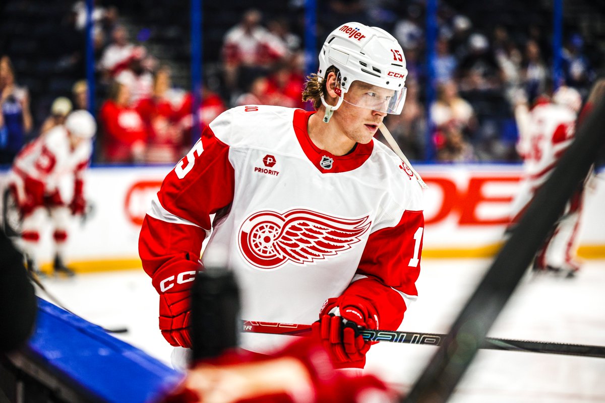DetroitRedWings's tweet photo. Macomb, Michigan's own, Sheldon Dries #RedWings debut. #LGRW https://t.co/vXSlsluixh