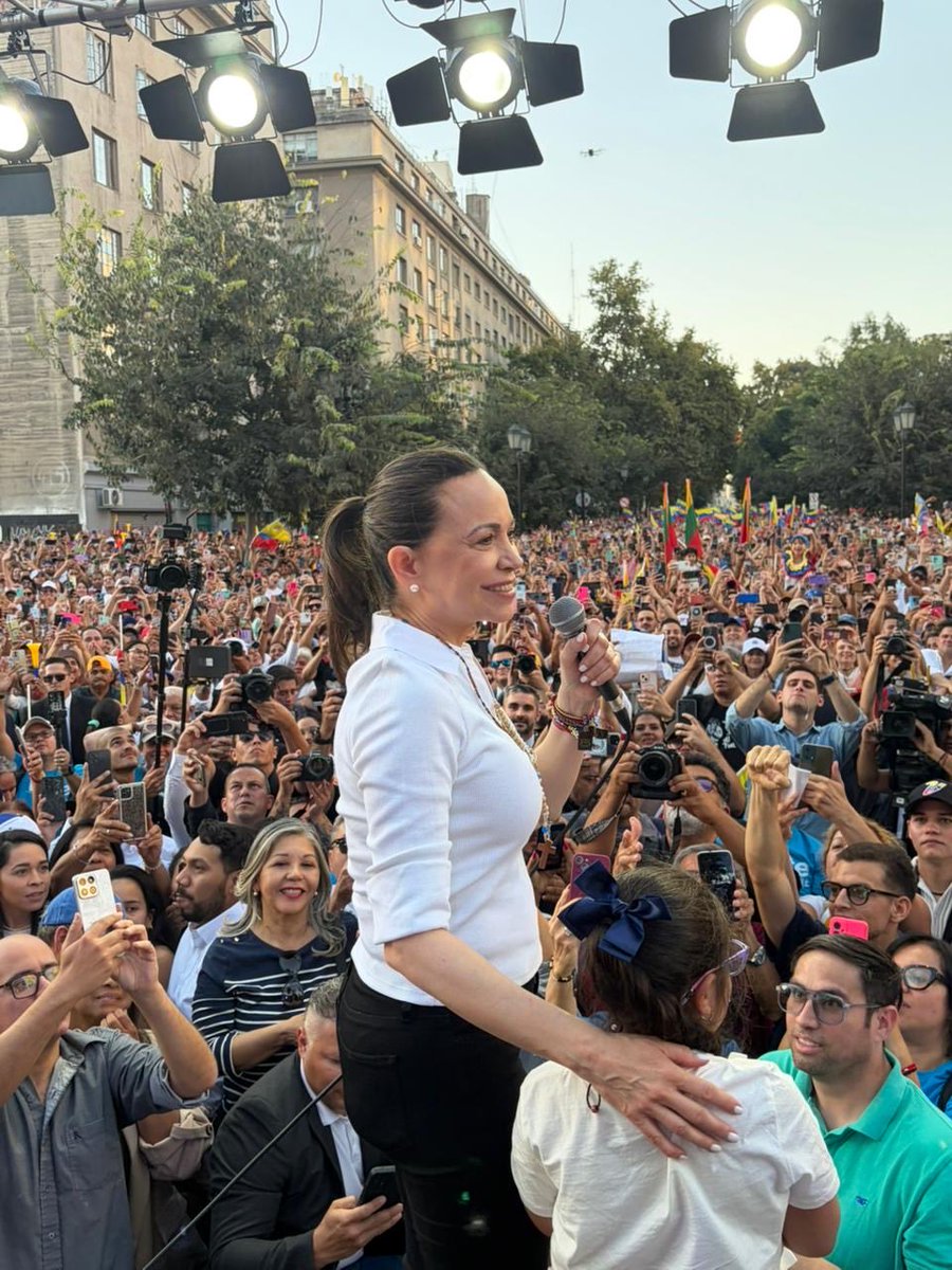 ConVzlaComando's tweet photo. ¡Hasta que salgan todos! 

“Todos tenemos que alzar la voz por los presos políticos, tenemos que exigir el cierre de los centros de tortura”. https://t.co/CJxUmV1pqr
