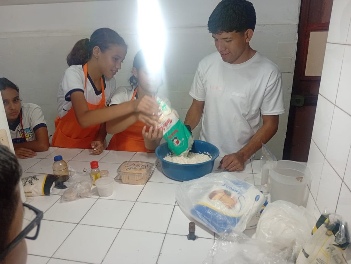 Bajo lineamientos del Alcalde Alexander Mireles, equipo de la OMA Prevención, encabezado por el concejal Alexander Lima y promotor Wiliams Benítez, acompañados del instructor Luis Arteaga llevaron a cabo taller de panadería artesanal a estudiantes de 6to grado del Juan Pablo II.