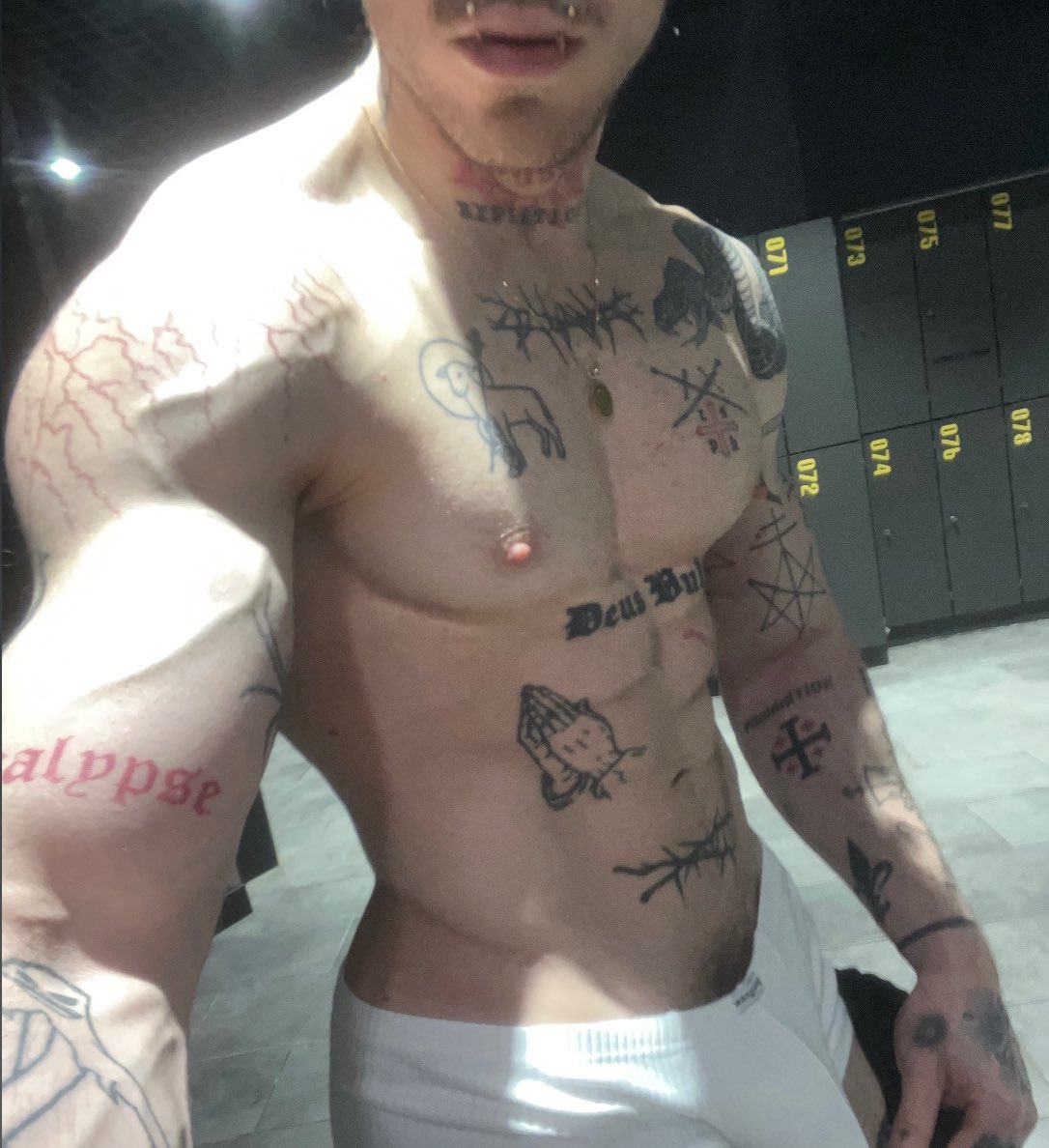 sleepylazarus's tweet image. post workout 💪