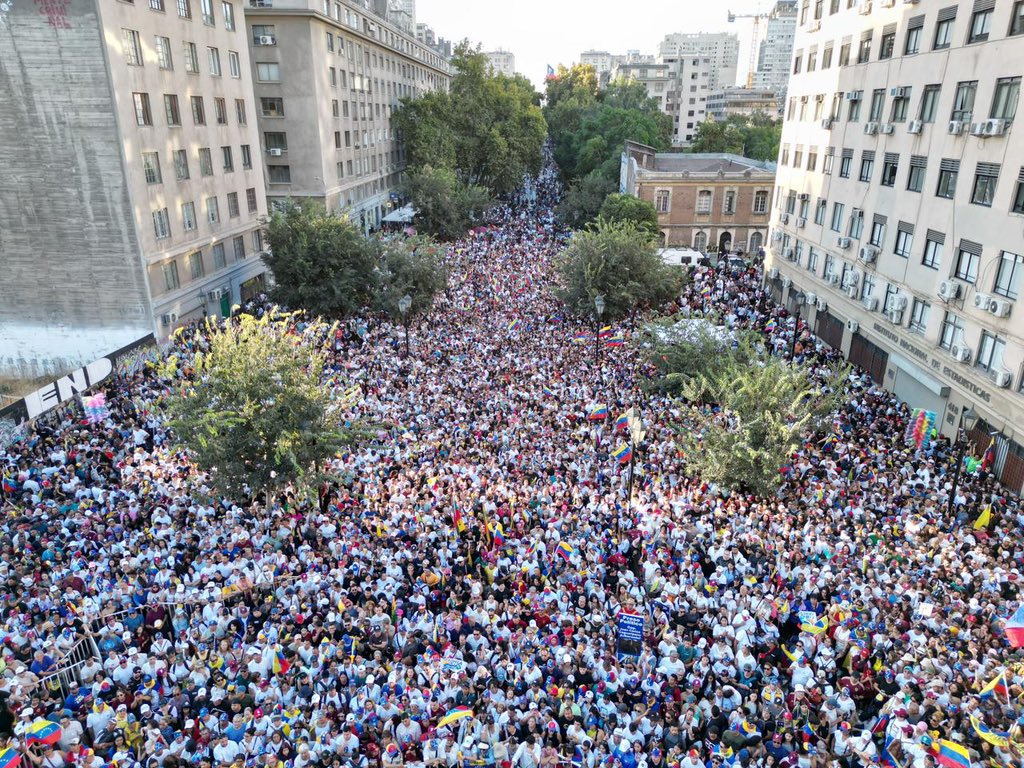 AlertaMundoNews's tweet photo. 🇨🇱🇻🇪 | IMPRESIONANTE: Masiva concurrencia de venezolanos para encuentro con María Corina Machado en Santiago, Chile. https://t.co/Q3yLE0qAgY