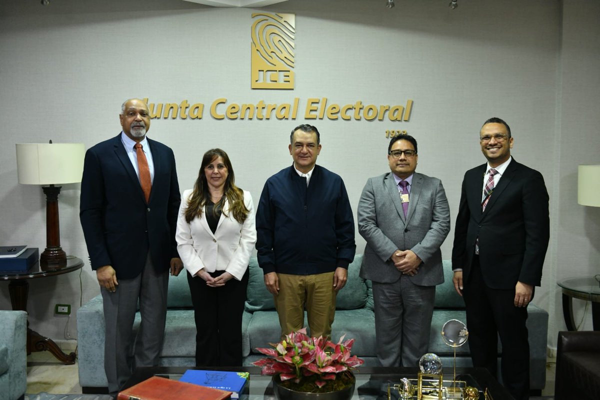 juntacentral's tweet photo. El presidente de la JCE, Román Jáquez Liranzo (@RomnJquez), sostuvo este jueves una reunión de trabajo con una delegación de la @OEA_oficial encabezada por la oficial a cargo del Departamento de Sustentabilidad Democrática y Misiones Especiales, María Mellenkamp, donde dieron seguimiento a las acciones que hasta el momento ha realizado la institución con la finalidad de obtener la certificación ISO 37001, Antisoborno.

En el encuentro participó el gerente del proyecto de implementación de la norma ISO 37001, Jorge Kaneko; y por parte de la JCE el director de Relaciones Internacionales, Jorge Suncar (@JorgeSuncar), en su condición de contraparte del proyecto, así como también el auditor general y coordinador de la Comisión Interna establecida para tales fines, Sandy Abreu.