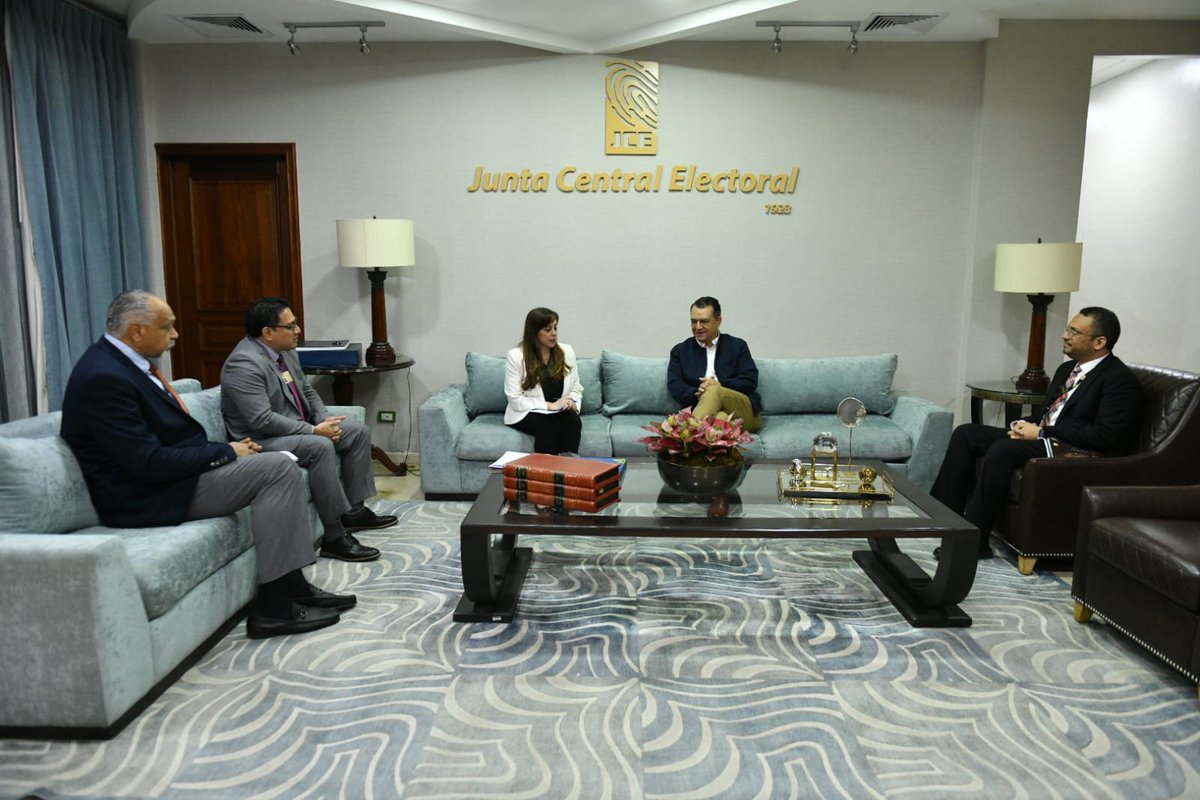 juntacentral's tweet photo. El presidente de la JCE, Román Jáquez Liranzo (@RomnJquez), sostuvo este jueves una reunión de trabajo con una delegación de la @OEA_oficial encabezada por la oficial a cargo del Departamento de Sustentabilidad Democrática y Misiones Especiales, María Mellenkamp, donde dieron seguimiento a las acciones que hasta el momento ha realizado la institución con la finalidad de obtener la certificación ISO 37001, Antisoborno.

En el encuentro participó el gerente del proyecto de implementación de la norma ISO 37001, Jorge Kaneko; y por parte de la JCE el director de Relaciones Internacionales, Jorge Suncar (@JorgeSuncar), en su condición de contraparte del proyecto, así como también el auditor general y coordinador de la Comisión Interna establecida para tales fines, Sandy Abreu.
