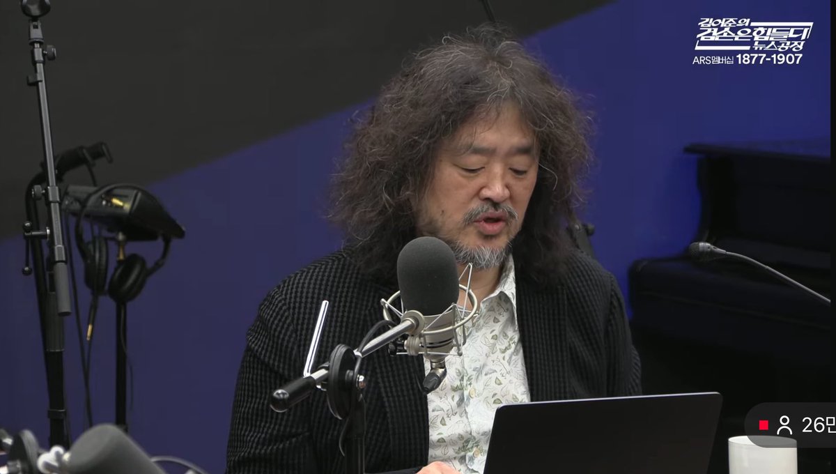 “장인수 기자에게 왜 우리 방송을 선택해서 곤혹스럽게 했냐고 말할 생각이 없다.

자기 단독기사를 어디서 밝힐지는 장인수가 기자로서 선택할 문제다.”

역시 김어준 사람이 깊다…..