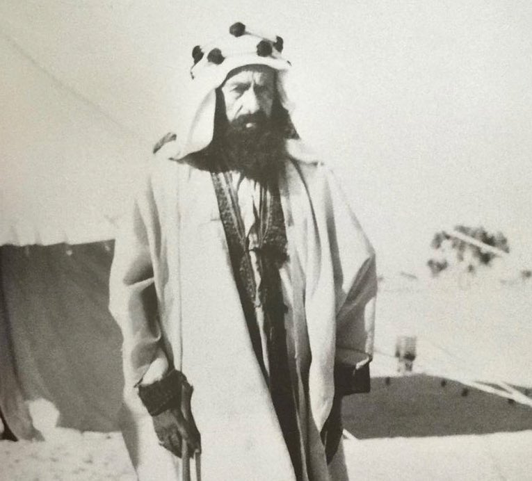 Hmd_Almarar's tweet photo. • ⚔️ إمرأة في أبوظبي عُرفت بفروسيتها وشجاعتها 
من هي الشيخة "ميثا" ؟

يُحكى أن في يومٍ من الأيام خرج الشيخ زايد بن خليفة "زايد الأول" حاكم أبوظبي مع مجموعة من المرافقين ، قاصدين إحدى المناطق في بادية الظفرة غرب أبوظبي 
وفي طريقهم وأثناء مسيرهم اعترضهم فارسًا مُلثمًا ، ظنّ الفارس أن الشيخ ومرافقيه من الأعداء ويريدون الاغارة على مناطق قبيلته ( في الماضي أغلب البدو في الصحاري لا يعرفون وجوه الشيوخ ولا أهل الحاضرة ) 
ما إن رأى الفارس قدوم الشيخ ومجموعته تأهب فأسرع لحمل سيفه وركب على حصانه وتقدّم نحو الشيخ ومن معه مسرعًا ملوحًا بسيفه لقتالهم ، تعجّب الشيخ زايد من شجاعة هذا الفارس
فصاحوا المرافقين يبلغون الفارس بأن من يقف أمامه هو حاكم الإمارة الشيخ زايد 
سرعان ما قام الفارس بالتراجع عن الهجوم بعد أن عرف هوية الشيخ ، ففك اللثام وتبيّن أن الذي كان يريد قتالهم لوحده هي إمرأة متنكرة بزيّ رجل ، "ميثا بنت سالمين بن حمد الرحَمي المنصوري" ، والشيخ زايد كان قاصدًا هذه المنطقة للقاء أقاربها من الأساس 
استقبلت "ميثا" الشيخ ومن معه وضيّفتهم
دون تردد ، طلب الشيخ زايد الأول يد الشيخة ميثا من أهلها لما رآه من شجاعتها ، وعاد حينها إلى أبوظبي وتزوج من الشيخة ميثا بنت سالمين

"ميثا" تهيّت في نهار الهيّه
خاوت على ظهر الحصان السيف
لين اعرفت "زايد" وقالت حَيِّه
نحن نعزّ اللي يعزّ الضيف

شاء الله أن يرزق الشيخ زايد والشيخة ميثا إبنًا وهو الشيخ خليفة بن زايد الأول ، أكبر ابناء الشيخ زايد
وشاء القدر أيضًا أن يأخذ الابن الشيخ خليفة من شجاعة والديه ، زايد وميثا ، وأصبح فيما بعد فارسًا ومقاتلًا لا يُشق له غبار ، وكان اذا دخل المعركة على ناقته "العويا" يصيح بجنوده "البيعة البيعة" فـ يصطفون خلفه ويكون هو في مقدمة الجيش
حتى إلى درجة أن الشيخ زايد بدأ يعتمد عليه اعتماد كلي في الحروب فيجلس هو في أبوظبي ويولّي مهمة الجيوش لإبنه خليفة في أغلب الحروب والأزمات

قال الشاعر يعقوب الحاتمي في مدح شجاعة وبأس خليفة بن زايد الأول في إحدى المعارك ؛
لو "خليفة" قرّ في الدار وصبر
لين بان الصبح واتلاه المقيل
يتّم الطفلان ما خلّى نـفر
غير نسوانٍ قعود بلا حليل

وعلى عكس أيام المعارك تمامًا ، في حياته الطبيعية كان الشيخ خليفة حليمًا هادئًا وبعيدًا عن السياسة ، يُفضّل السَكنى في مزارعه في "العين"

رزق الله الشيخ خليفة .. الشيخ محمد بن خليفة آل نهيّان
ويكون الشيخ خليفة جدّ الشيوخ سعيد وسرور وخليفة وسيف وطحنون ومبارك وحمدان