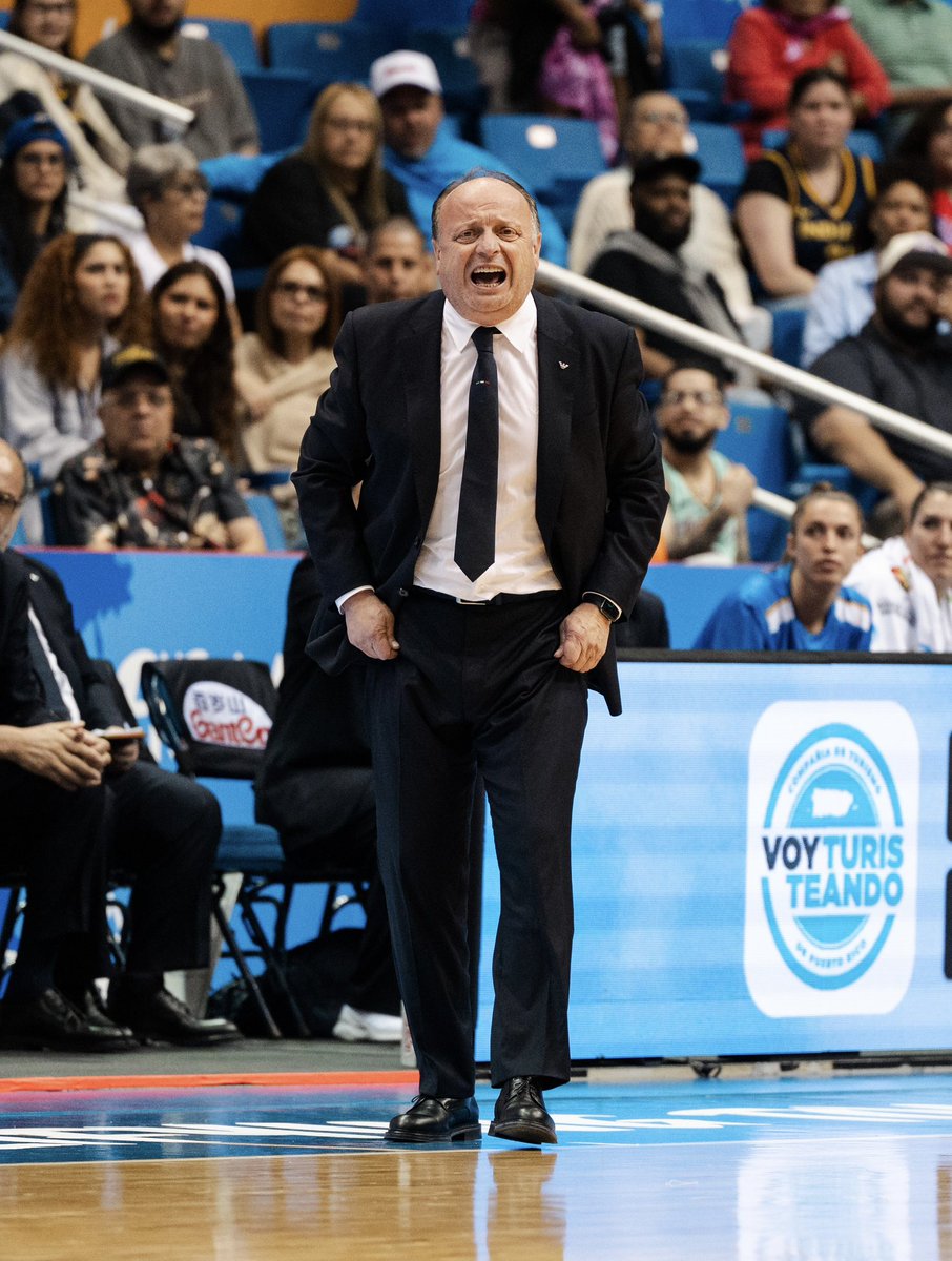 Nel (quasi) silenzio generale, questo scricciolo che ad ogni partita di basket perde 4 anni di vita, parecchi capelli, 6 kg di sudore, 4 bottoni della camicia, l’uso della voce, e un posto in paradiso, negli ultimi otto mesi ha:
- portato una medaglia di bronzo al basket