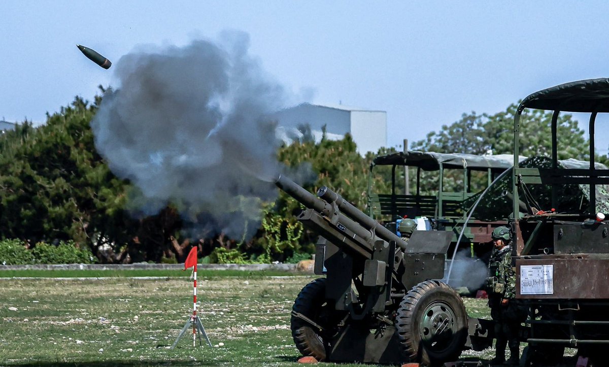 TaiwanMonitor's tweet photo. The artillery battalion of Taiwan’s 542nd Combined Arms Brigade conducted 105mm howitzer live-fire during base training at the Artillery Force Test & Evaluation Center’s North Shore range, running barrage-band, moving-target, AFCS verification, and area-fire missions. The exercise simulated an enemy landing attempt, then shifted into a “successive resistance” displacement, with an advance party occupying a reserve position before guns re-emplaced and resumed fires.