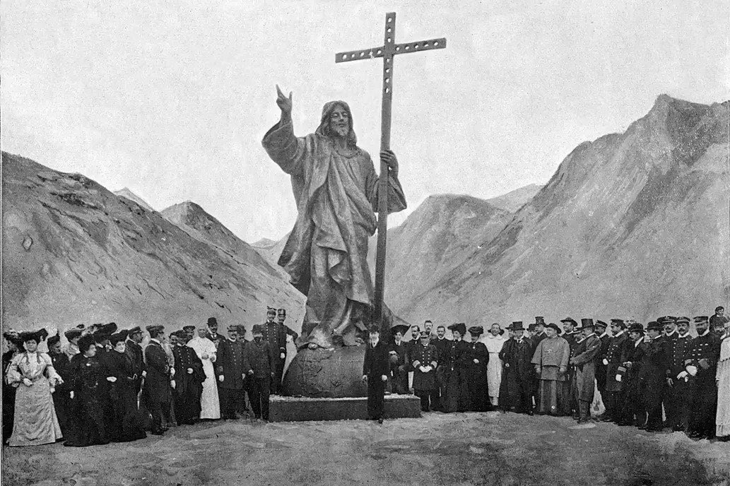 RenzoVaccarezza's tweet photo. El 13 de marzo de 1904, a más de 3.854 metros de altura entre Argentina y Chile, se inauguró el monumento al Cristo Redentor. Para conmemorar la superación pacífica de un conflicto por cuestiones de límites que había llevado a ambos países a estar al borde de la guerra. 

"Se desplomarán primero estas montañas, antes que argentinos y chilenos rompan la paz jurada a los pies del Cristo Redentor".  
Frase pronunciada por el obispo Ramón Ángel Jara, en la misa realizada después de la ceremonia de inauguración.

@Minrel_Chile @MendozaGobierno
@Cultura_Mza @patrimonio_cl
@CFLosLibertador @Sernatur
@sernatur_valpo