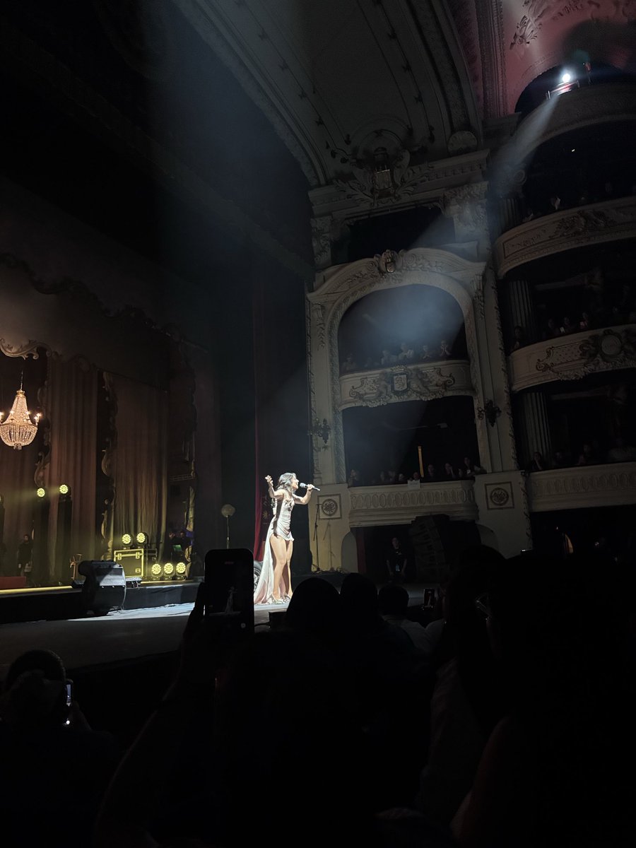 Andry_swag's tweet photo. #QueenIsBack gracias Denise por el maravilloso show 💜💚🩷 te amo y te admiro desde el 2007 
@NissRosenthal @FCODenise https://t.co/AwYWLXrewl