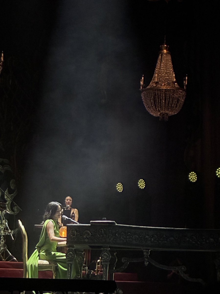 Andry_swag's tweet photo. #QueenIsBack gracias Denise por el maravilloso show 💜💚🩷 te amo y te admiro desde el 2007 
@NissRosenthal @FCODenise https://t.co/AwYWLXrewl