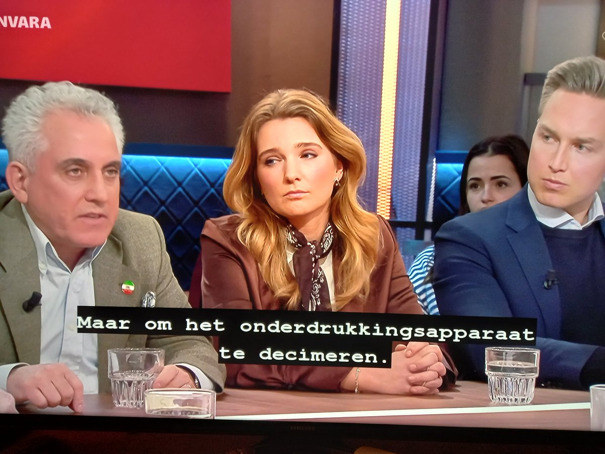 FrankGroot15's tweet photo. Bij Paul en de Wit zit Kayvan Shahbazi, die Jesse Klaver de oren wast.
"Dit is precies waar de Iraniërs om hebben gevraagd, om het onderdrukkingsapparaat te decimeren" https://t.co/TKBAv890gS