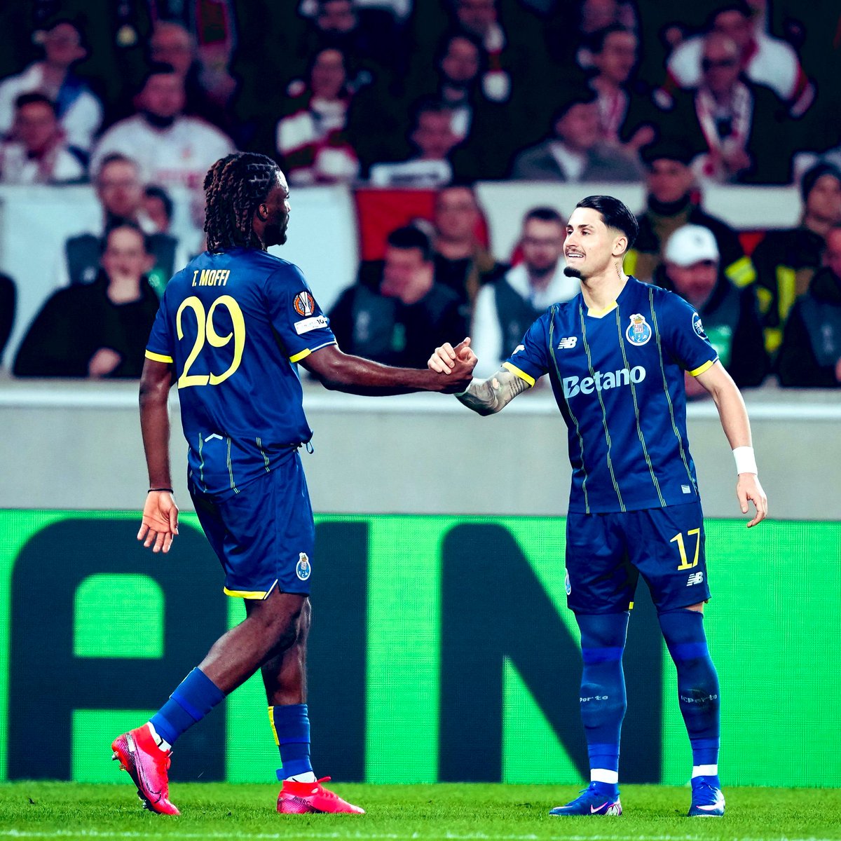 Tenho o meu pai e a minha mãe vivos, sou uma sortuda. Borja, tão novo, perdeu a sua mãe há pouco. Aflige-me a falta de empatia para com ele, que mesmo com uma assistência, é criticado e deitado abaixo. Deixem o rapaz reerguer-se, sejam empáticos. Força Borja, estamos contigo 💙🐉