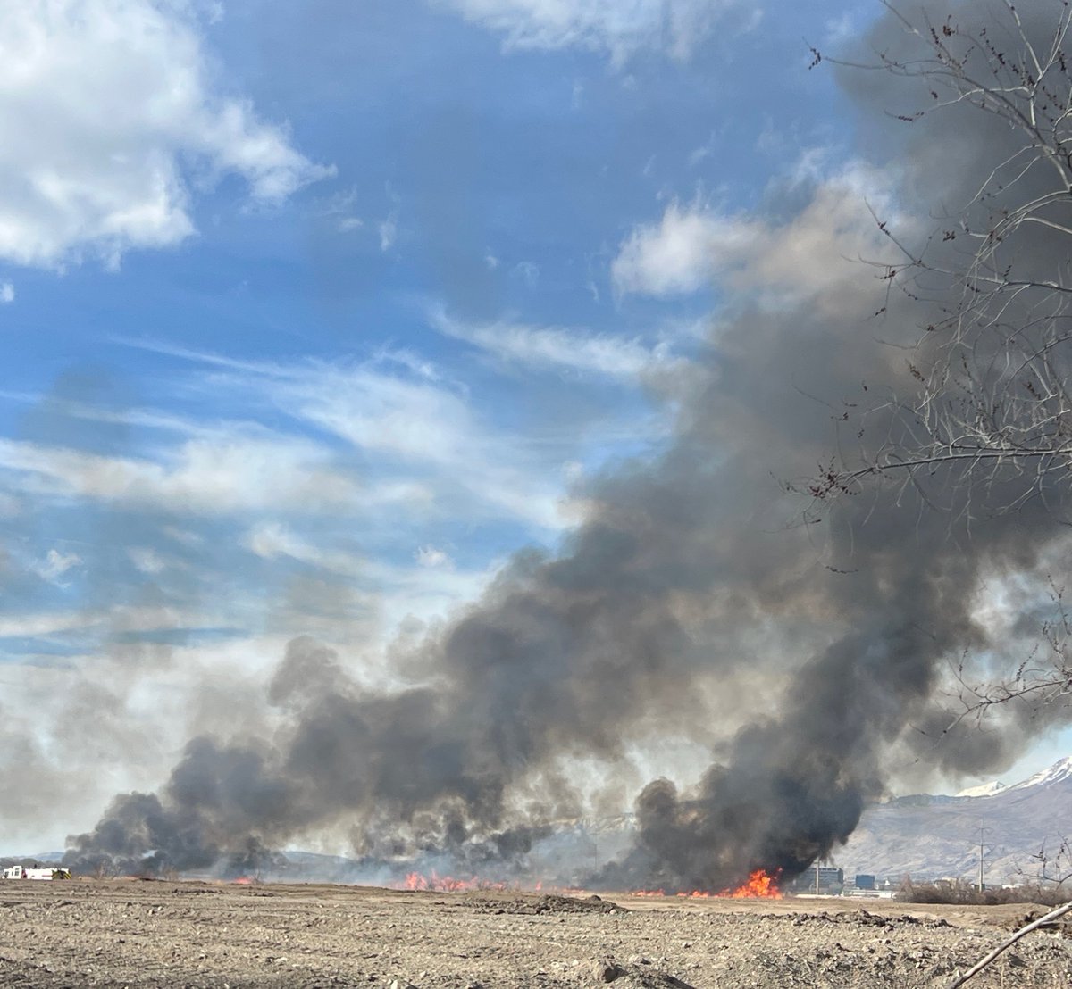 SLCScanner's tweet image. #VegetationFire #Springville
 I-15 MM-261. Fire cruise were dispatched to a vegetation fire in Springville on the west side of I 15. Multiple agencies are on scene and per radio traffic on the Scanner. They were requesting air support. Stby for updates. #Fire 

Pics: 1/2