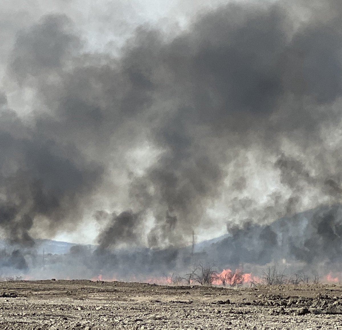 SLCScanner's tweet image. #VegetationFire #Springville
 I-15 MM-261. Fire cruise were dispatched to a vegetation fire in Springville on the west side of I 15. Multiple agencies are on scene and per radio traffic on the Scanner. They were requesting air support. Stby for updates. #Fire 

Pics: 1/2